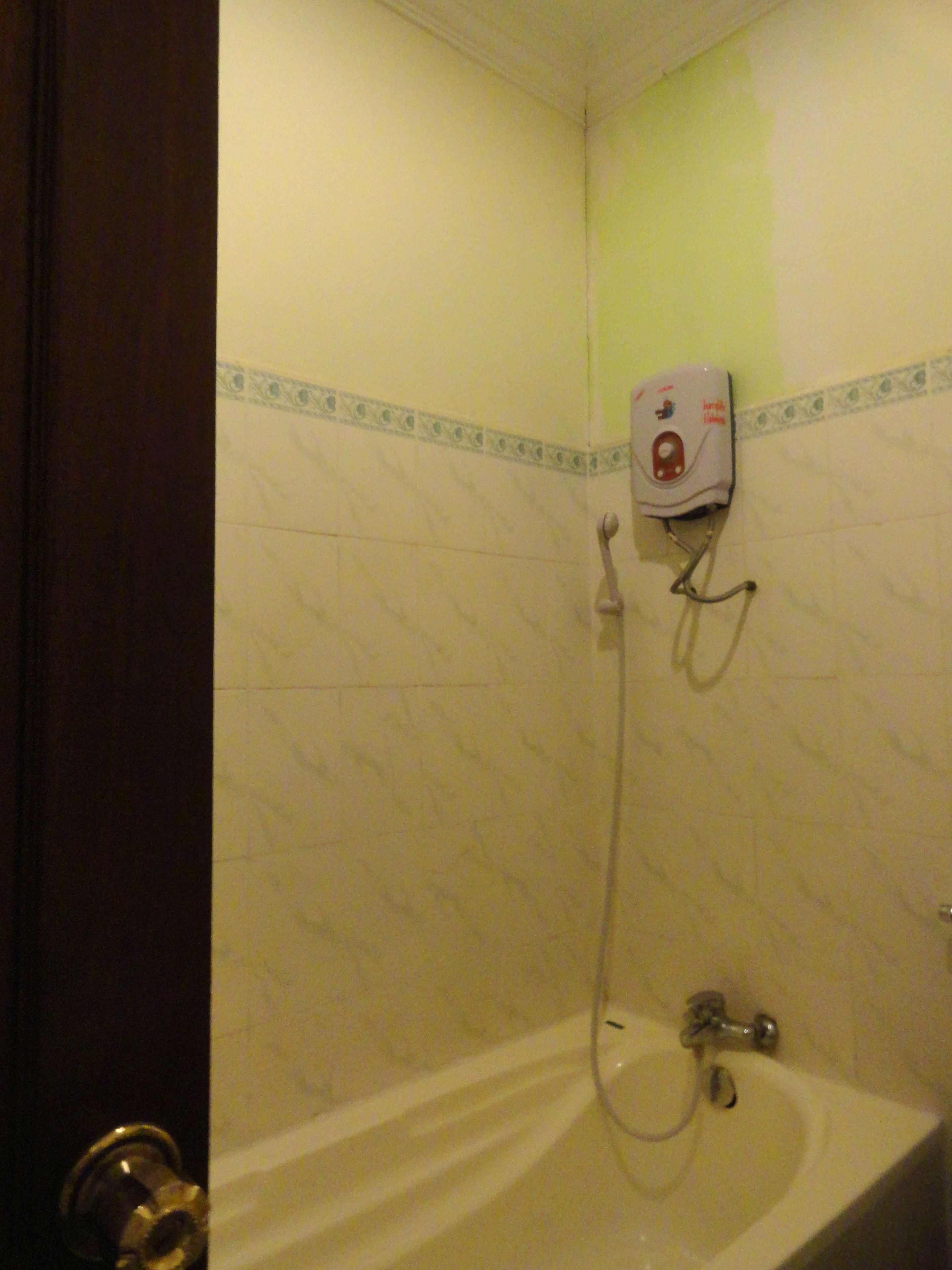 shower, rainfall showerhead, free toiletries, slippers