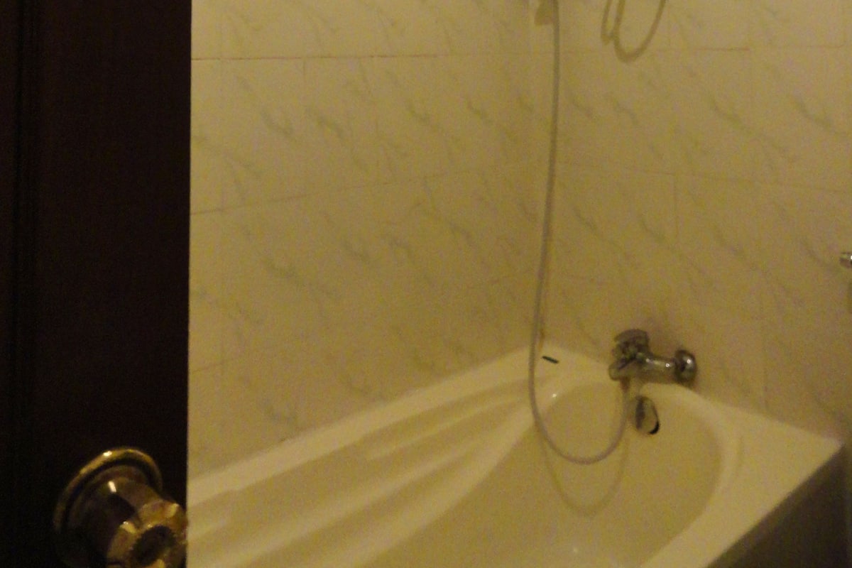 Shower, rainfall showerhead, free toiletries, slippers