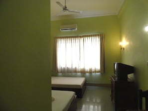 ツインルーム (with A/C) | 客室ごとに異なる装飾、客室ごとに異なるインテリア、可動式ベッド、WiFi (無料)