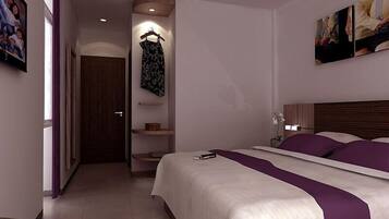 Habitación de hotel moderna con una cama grande, un escritorio pequeño, un armario y un baño visible a través de un arco.