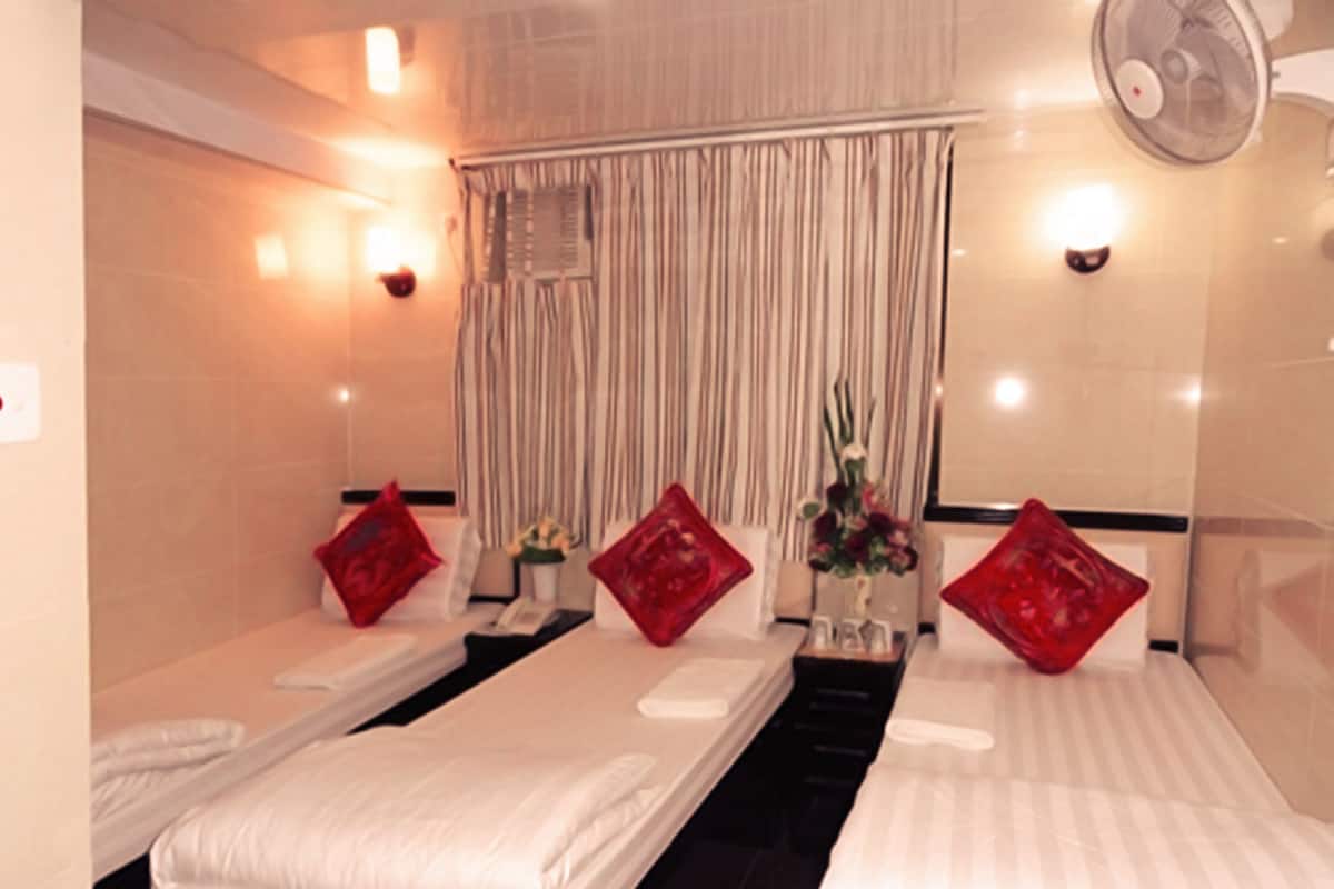 In-room safe, iron/ironing board, WiFi, bed sheets