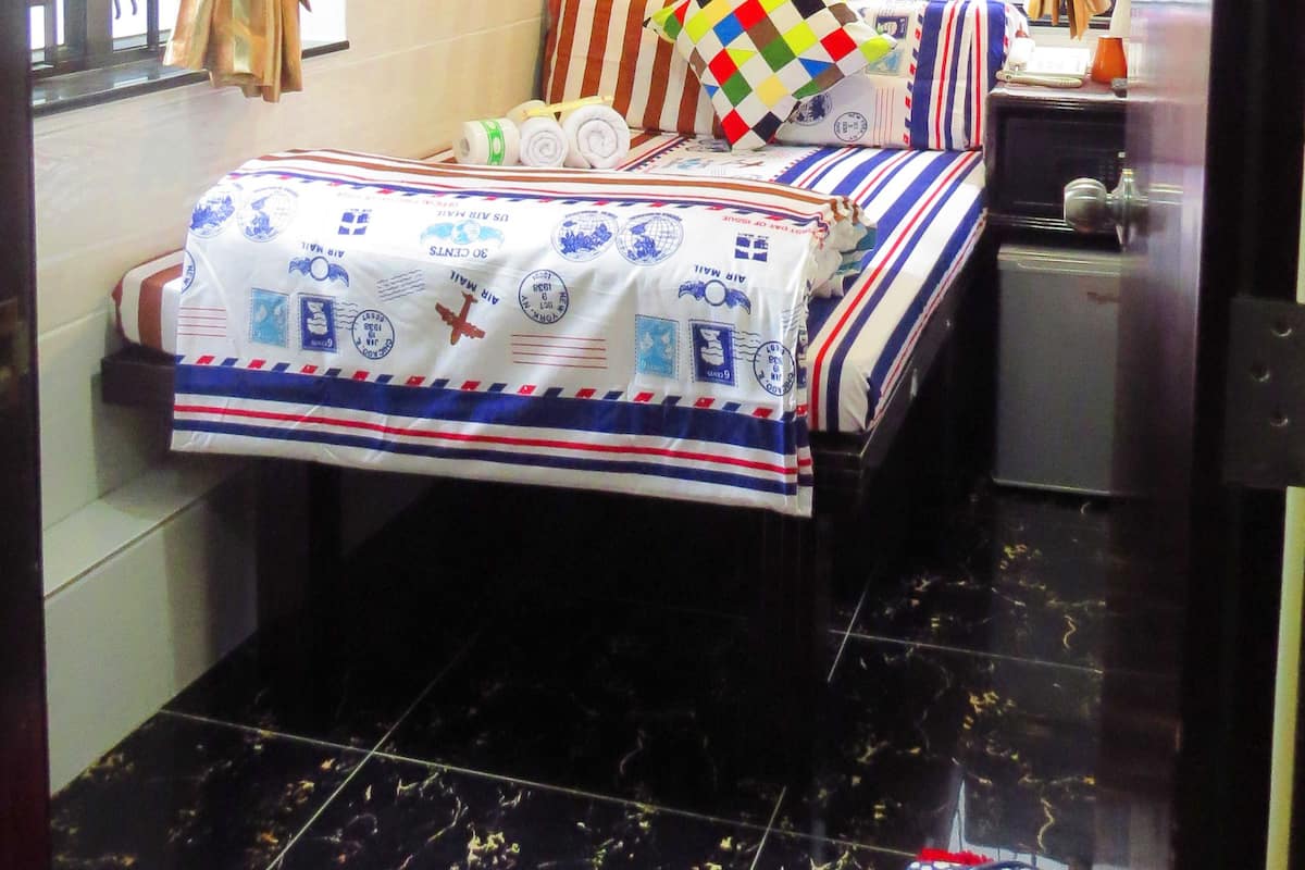 Single Room | In-room safe, iron/ironing board, WiFi, bed sheets