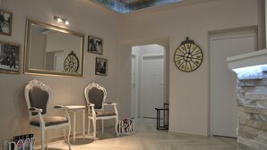 Lobby sitting area - Il Corso Suite (Rome)