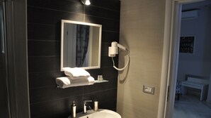 Minibar, in-room safe, desk, soundproofing - Il Corso Suite (Rome)