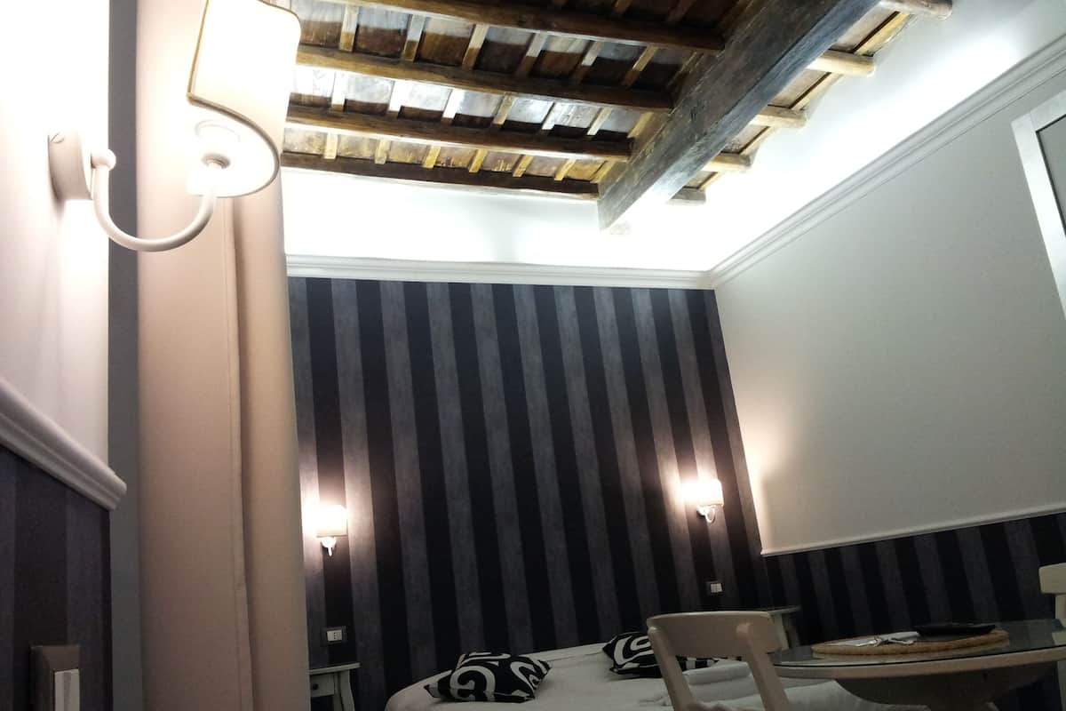 Minibar, caja fuerte, escritorio y sistema de insonorización