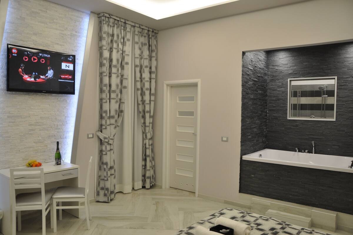 Suite, bañera de hidromasaje | Minibar, caja fuerte, escritorio y sistema de insonorización