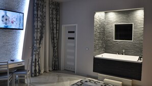 Minibar, in-room safe, desk, soundproofing - Il Corso Suite (Rome)