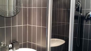 Chambre Triple | Lavabo de la salle de bain