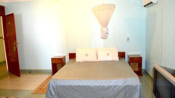 Escrivaninha, cortinas blackout, quartos à prova de som