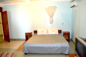 Desk, blackout drapes, soundproofing, iron/ironing board - Areba Hotel (Entebbe)