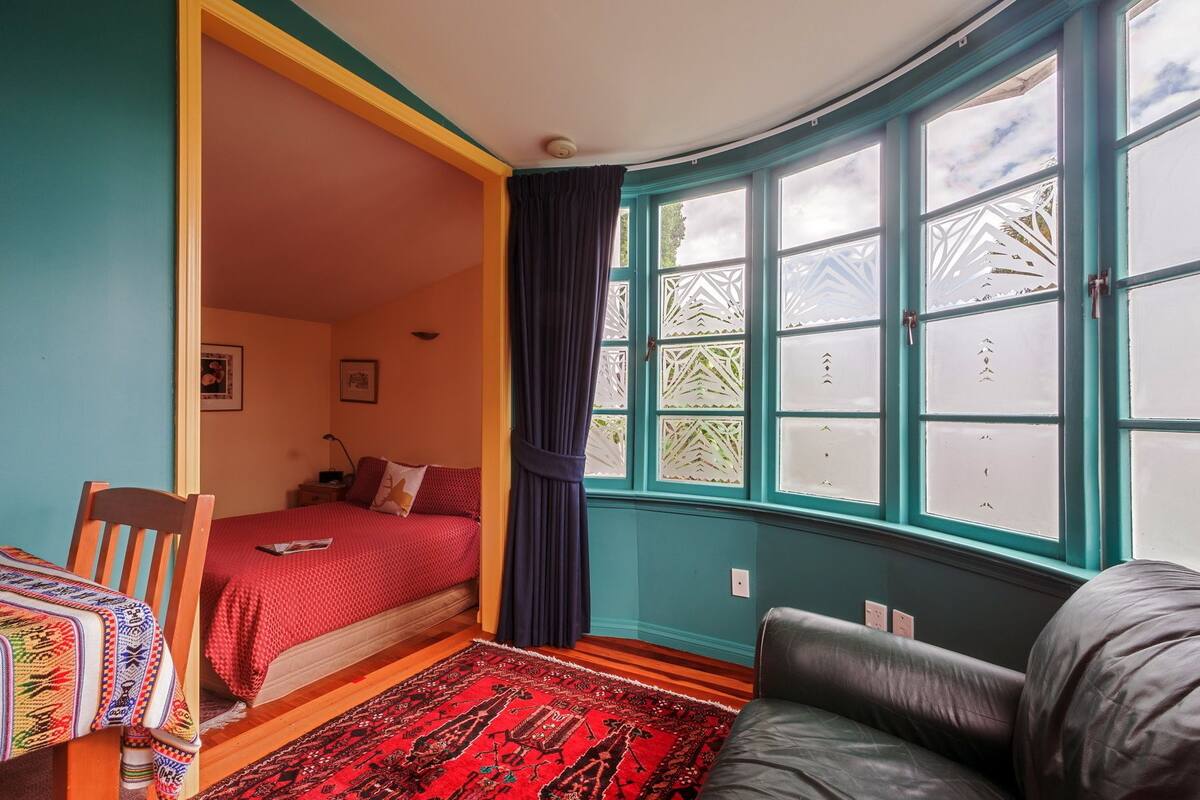 Studio, 1 queensize-seng, gårdsplassområde | Skrivebord, strykejern/-brett, wi-fi (inkludert) og individuelt innredet