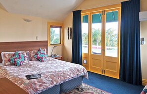 Penthouse | Living area | Flat-screen TV - The Great Ponsonby ArtHotel (Auckland)