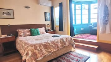 Studio, 1 Queen Bed, Courtyard Area | Living area