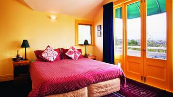 Attico | 1 camera, con arredamento individuale, una scrivania