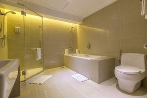 Ducha, artículos de tocador gratuitos, secador de pelo, pantuflas