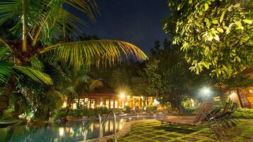 Piscine extérieure, chaises longues