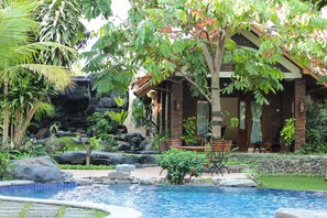 Outdoor pool, pool loungers - Duta Garden Boutique Villa (Yogyakarta)