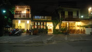 Bagian depan properti - sore/malam