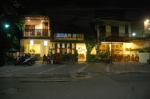 Fassade der Unterkunft – Abend/Nacht