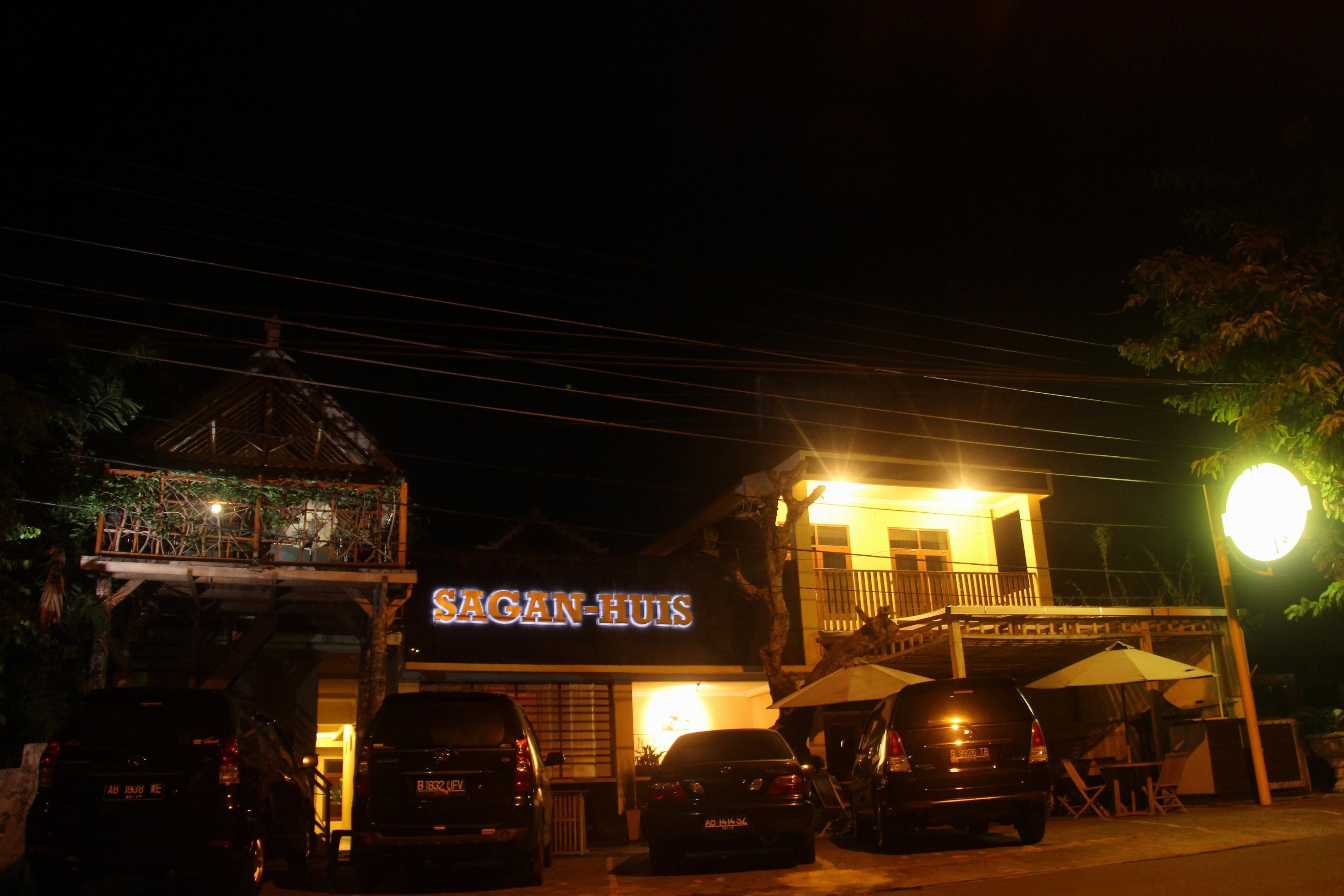 Majoituspaikan julkisivu illalla/yöllä