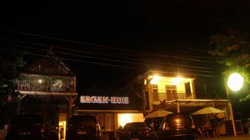 Majoituspaikan julkisivu illalla/yöllä