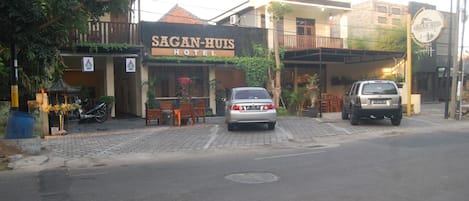 Vista frontal de la propiedad