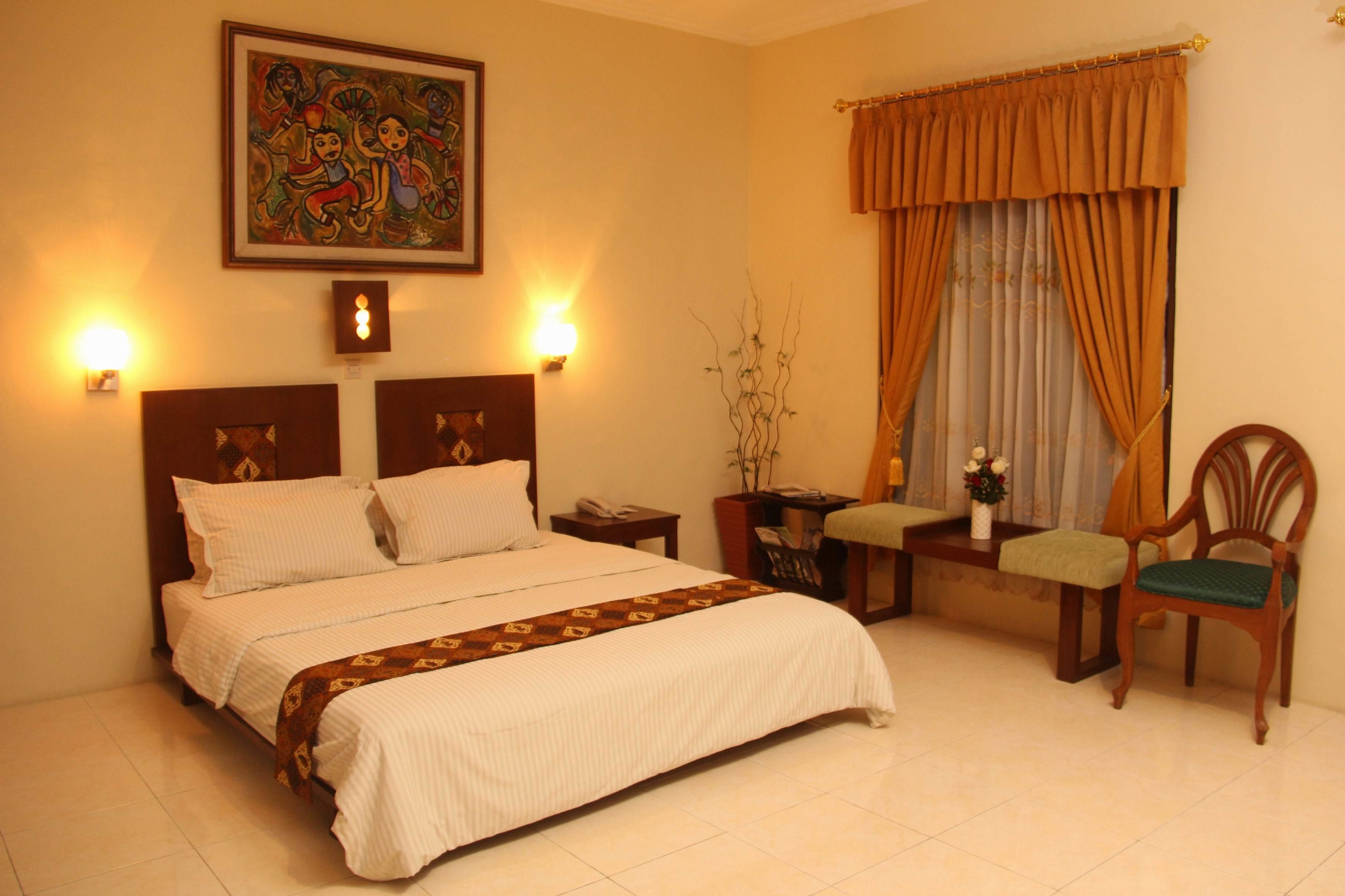 Premium bedding, desk, rollaway beds, free WiFi