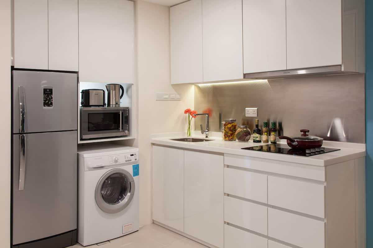 Frigorífico, placa de cocina, hervidor eléctrico y utensilios de cocina