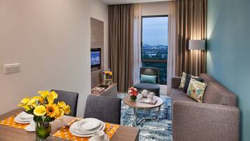 Premium bedding, down comforters, in-room safe, individually decorated