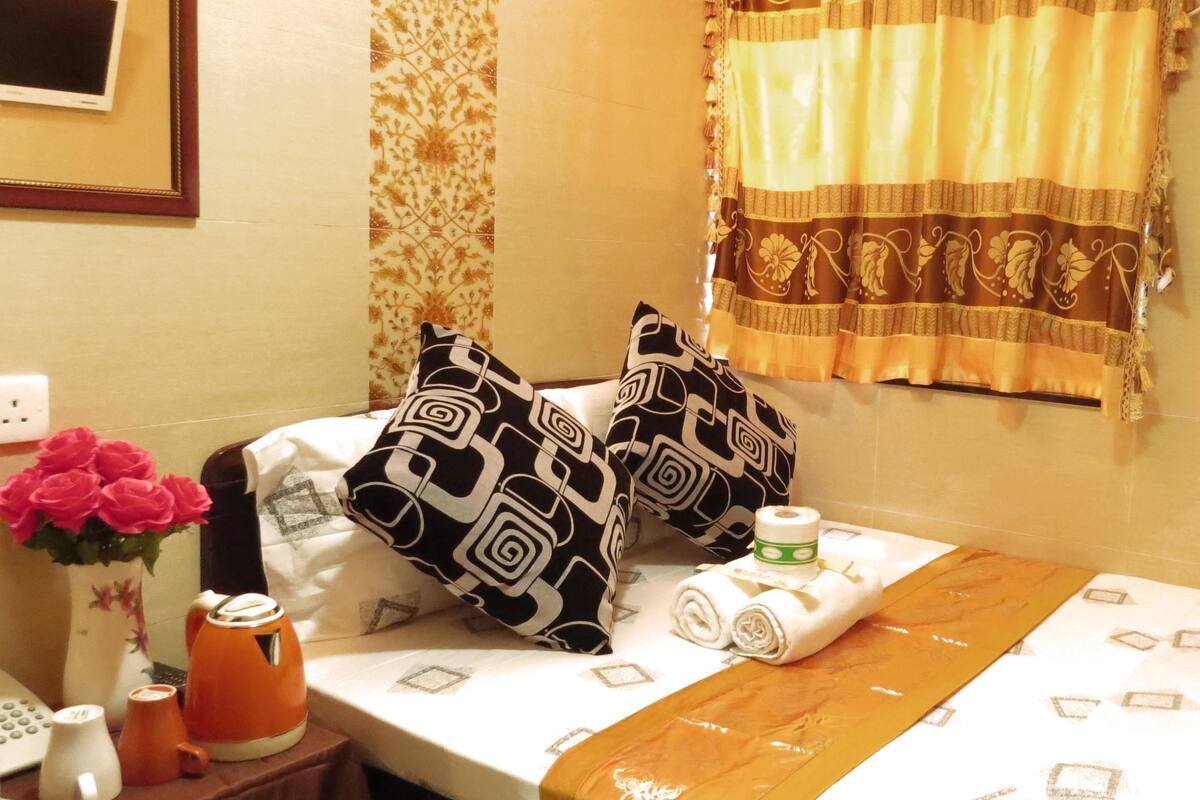 In-room safe, WiFi (free)