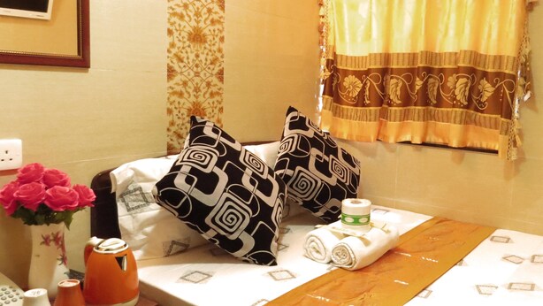 Traditional Double Room Single Use | Living area | TV - Hong Kong Budget Hostel (Kowloon)