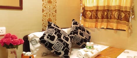 Habitación doble tradicional de uso individual | Área de sala de estar | Televisión