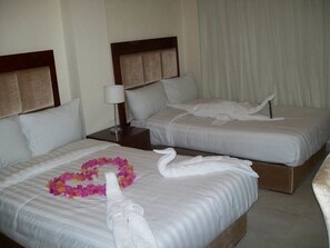 Frigobar, ferros/tábuas de passar roupa, camas extras/dobráveis