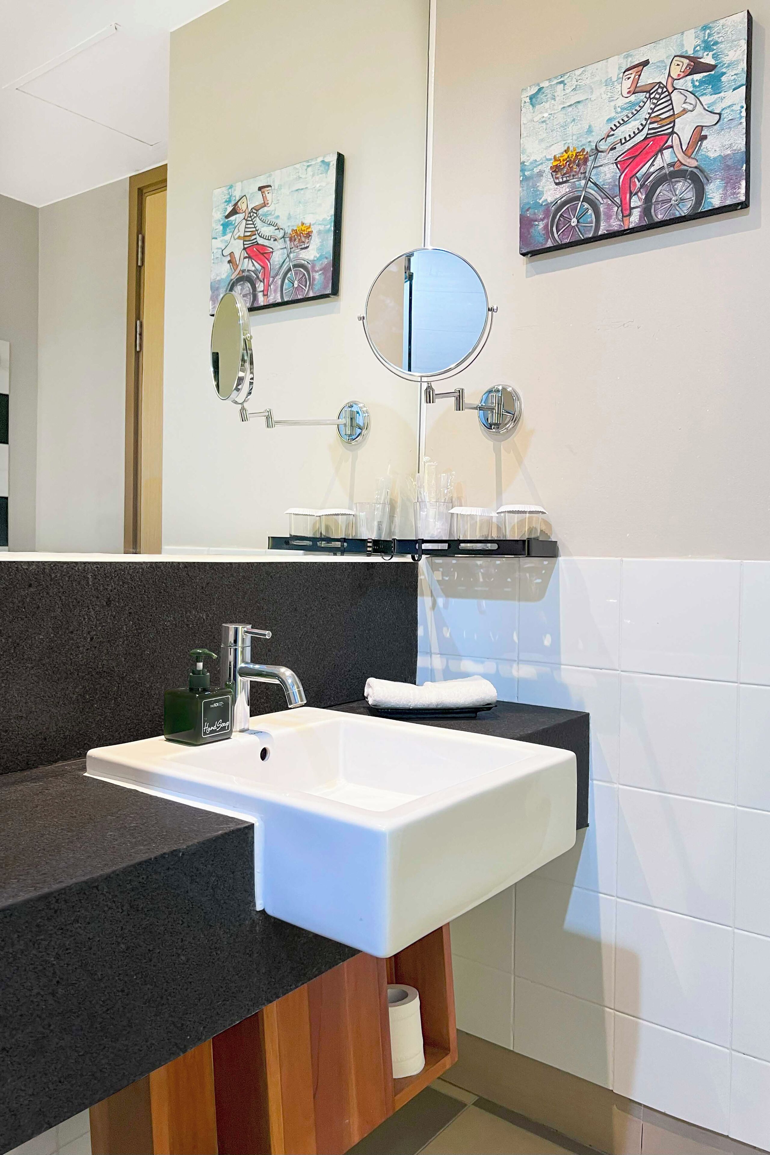 executive room, 1 queen bed, city view | bathroom | free toiletries, hair dryer, slippers, towels