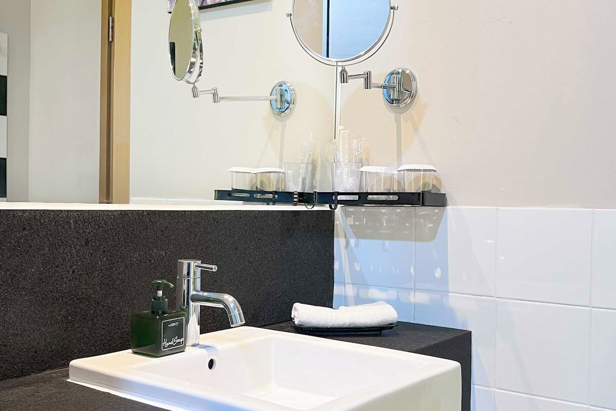 executive room, 1 queen bed, city view | bathroom | free toiletries, hair dryer, slippers, towels