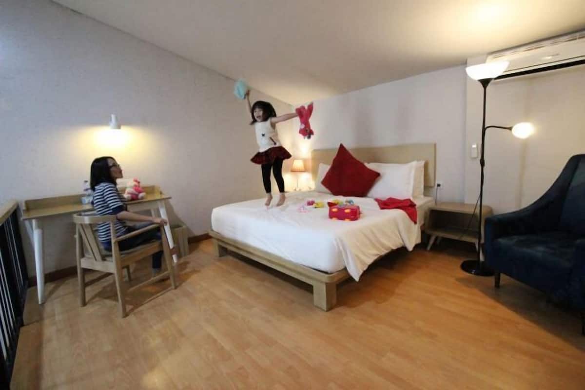 1 Schlafzimmer, Zimmersafe, Schreibtisch, laptopgeeigneter Arbeitsplatz