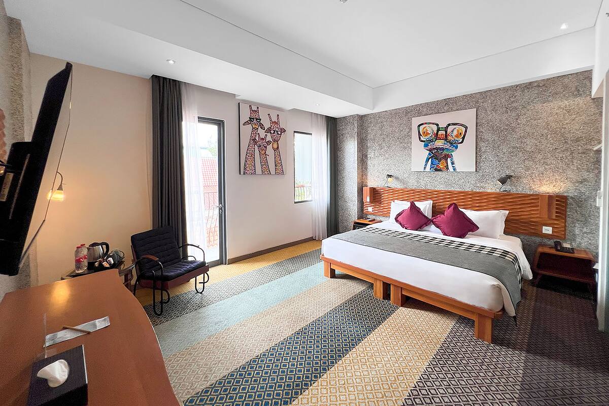 executive room, 1 queen bed, city view | in-room safe, desk, laptop workspace, free wifi