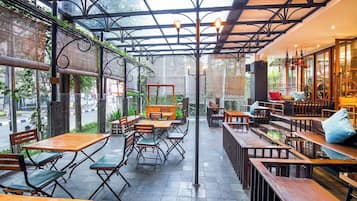 供應早餐、午餐和晚餐,國際料理,露天餐廳
