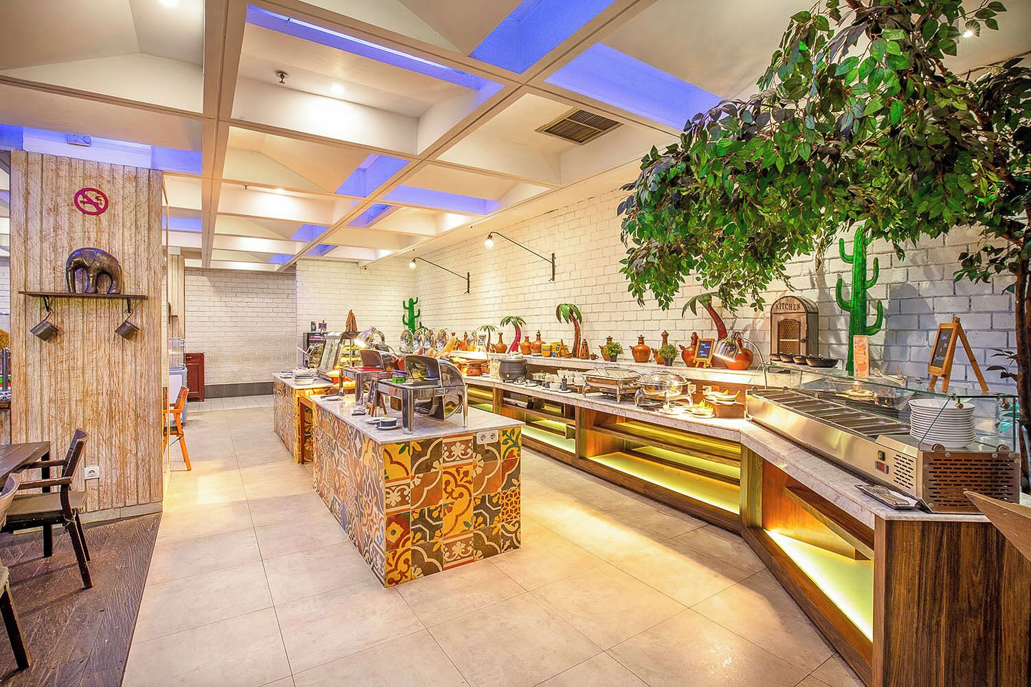 breakfast, lunch served; international cuisine, al fresco dining