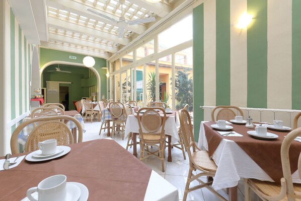 Se ofrece un desayuno bufé (5 EUR por persona)