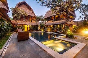 Outdoor pool, pool loungers - Radiant Jepun Villa (Legian)
