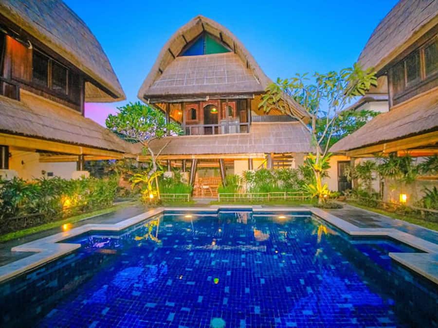 Utendørsbasseng og solsenger