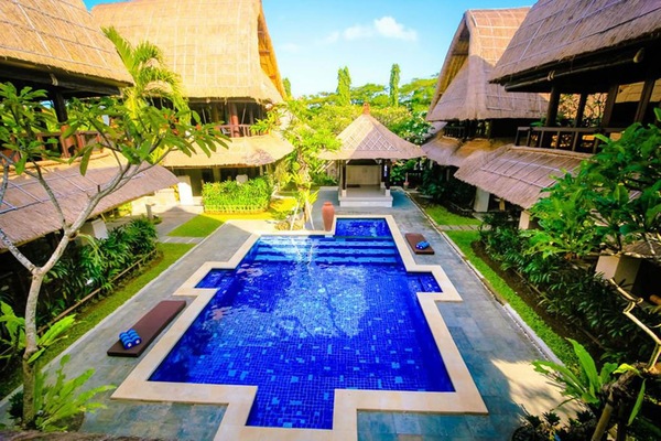 Outdoor pool, sun loungers