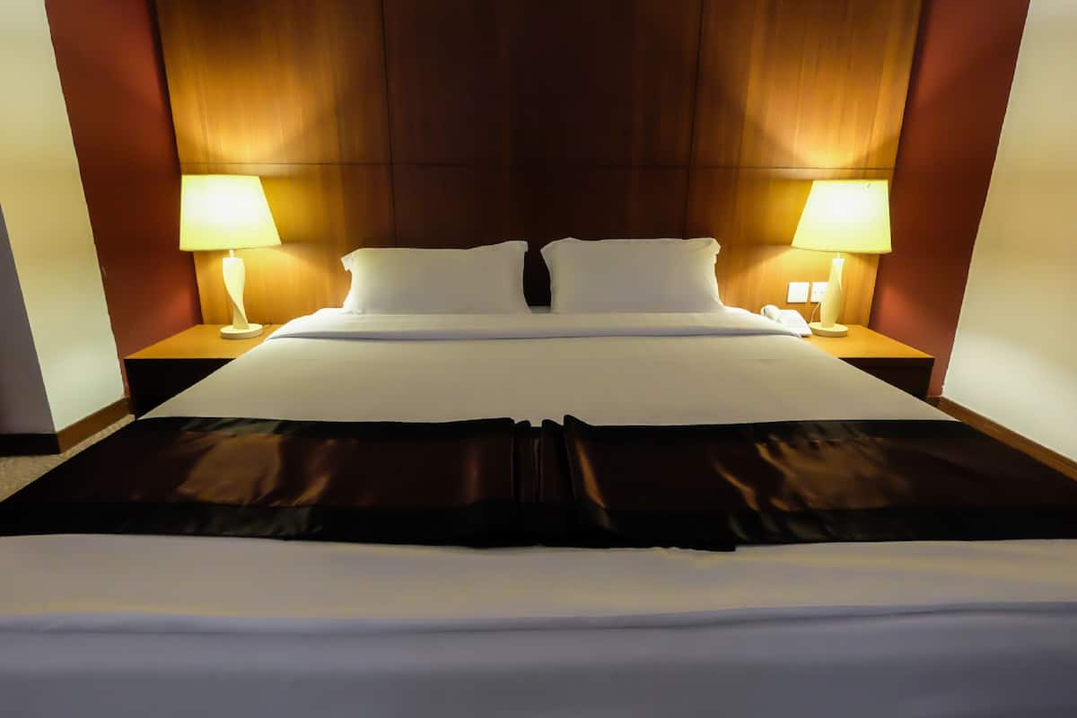 executive deluxe room, 1 king bed | minibar, in-room safe, soundproofing, iron/ironing board