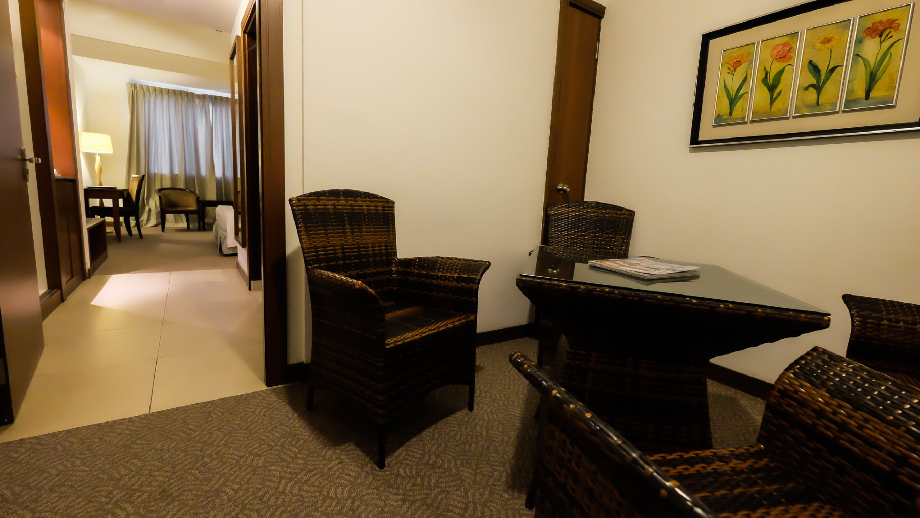 executive deluxe room, 1 king bed | in-room dining