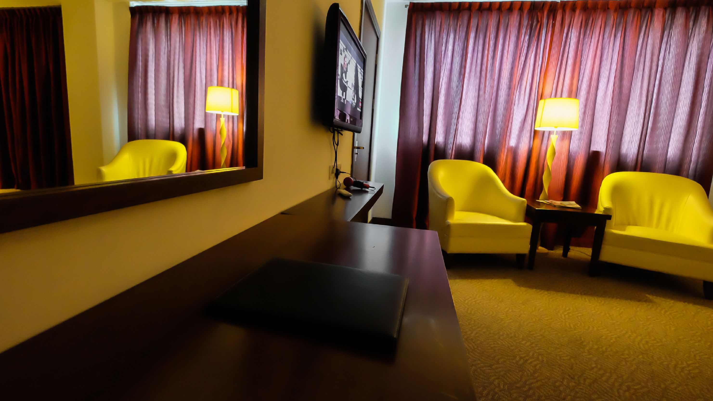 executive deluxe room, 1 king bed | living room | 32-inch lcd tv with satellite channels, tv