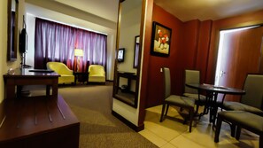 Habitación ejecutiva, 1 cama de matrimonio grande (Executive Deluxe) | Servicio de comidas en la habitación