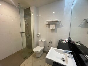 Shower, free toiletries, hair dryer, slippers - Times Hotel (Bandar Seri Begawan)