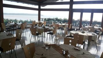 2 restaurantes; se sirven desayunos, almuerzos y cenas