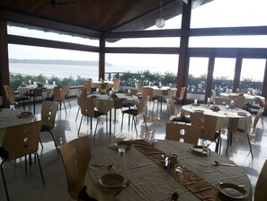 2 restaurants; breakfast, lunch and dinner served  - Varanda Do Mar (Panaji)